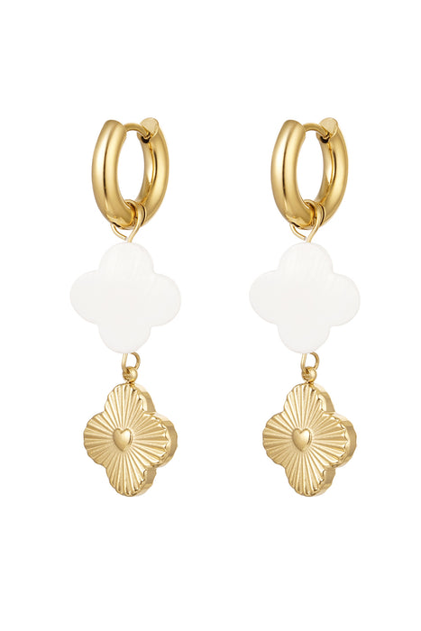 Joy Ibiza - Klaver bedel oorbellen - oorringen met hanger - 2 klaver bloem - wit schelp - klap scharnier - ear party boho - bohemian bloem - stainless steel - ip/pvd goldplated