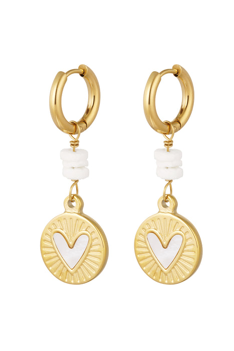 Joy Ibiza - hartje bedel oorbellen - oorringen met coin hanger met hartje - wit schelp kraaltjes - klap scharnier - ear party boho - bohemian style - stainless steel - ip/pvd goldplated