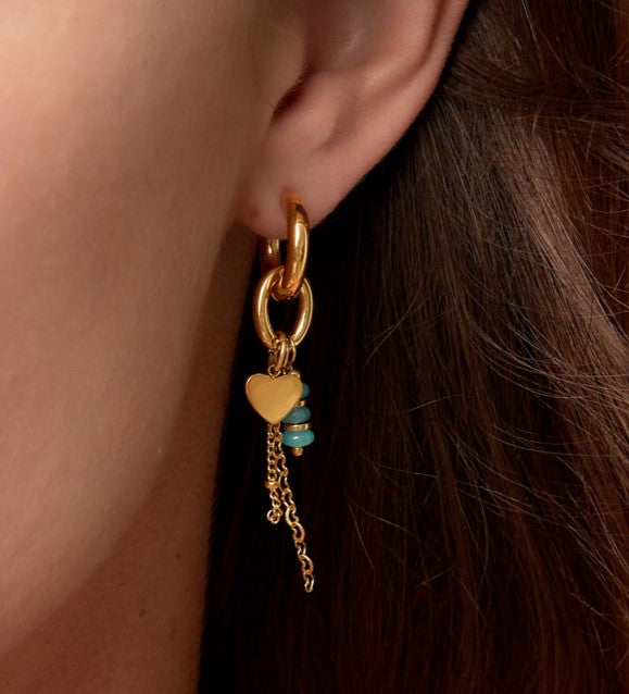 Joy Ibiza - hartje bedel oorbellen - oorringen met hartje hanger en kettinkjes - turquoise blauwe kraaltjes - klap scharnier - ear party boho - bohemian style - stainless steel - ip/pvd goldplated