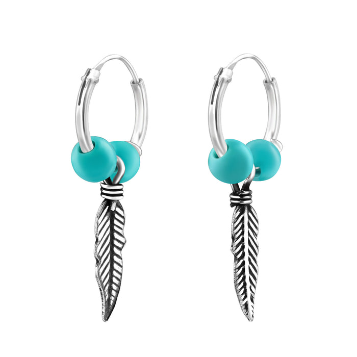 Joy|S - Zilveren veer bedel oorbellen - oorringen - turquoise kraaltjes - geoxideerd