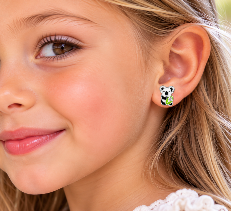 Joy|S - Zilveren koala oorbellen - 6 x 8 mm - zwart wit met groen bamboe blad - kristal - kinderoorbellen